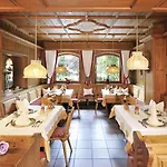Familotel Kindl Отель Нойштифт-им-Штубайталь